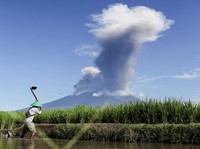 Potret Gunung Marapi Erupsi, Abu Mengepul Setinggi 2.000 Meter