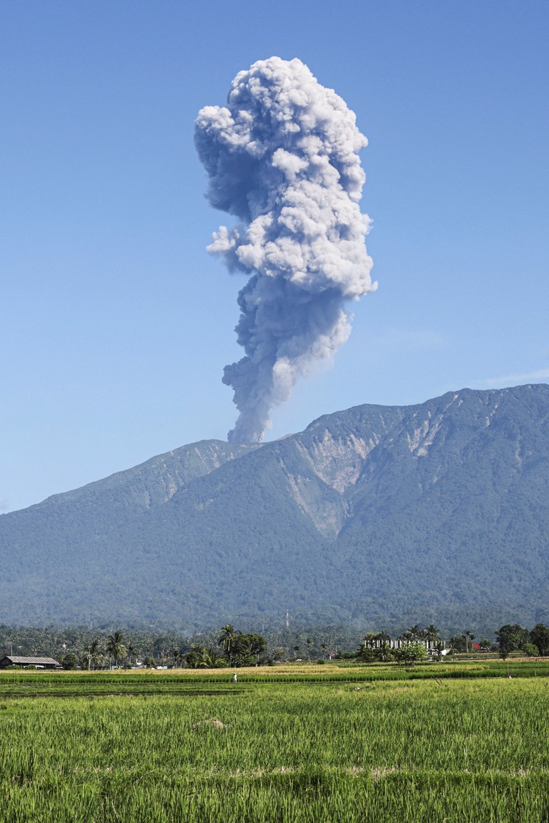 Gunung berapi Gunung Marapi memuntahkan abu vulkanik terlihat dari Batusangkar di Tanah Datar, provinsi Sumatra Barat, Sabtu (30/5/2026). (REUTERS/Atet Dwi Pramadia)
