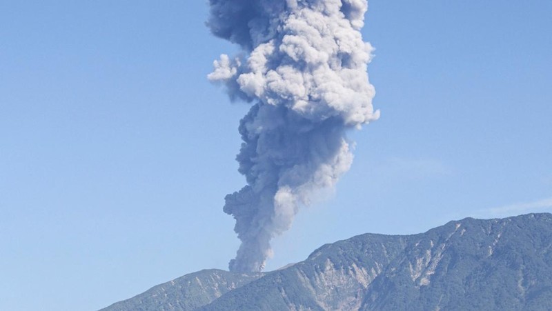 Gunung berapi Gunung Marapi memuntahkan abu vulkanik terlihat dari Batusangkar di Tanah Datar, provinsi Sumatra Barat, Sabtu (30/5/2026). (REUTERS/Atet Dwi Pramadia)