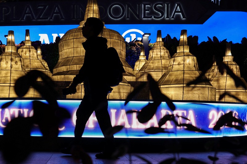 Ornamen lampu hias saat llumination of Jakarta: Glow of Peace di kawasan Bundaran HI, Jakarta, Jumat (29/5/2026). (REUTERS/Ajeng Dinar Ulfiana)