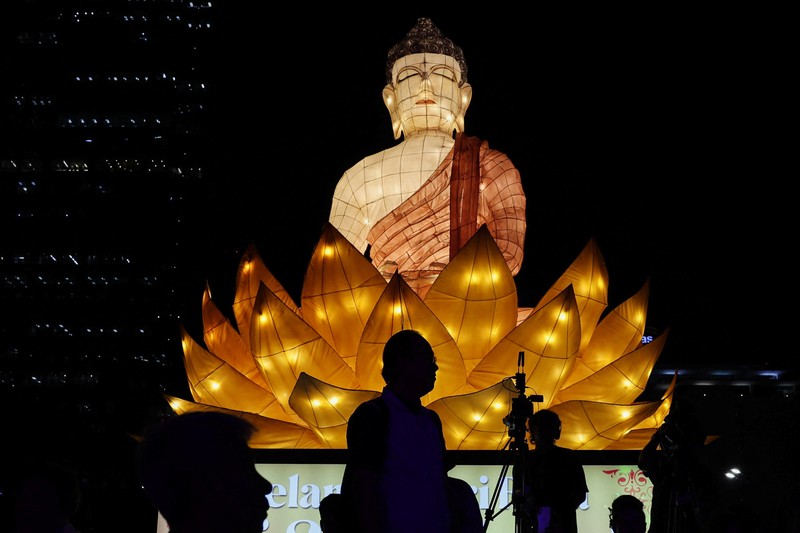 Ornamen lampu hias saat llumination of Jakarta: Glow of Peace di kawasan Bundaran HI, Jakarta, Jumat (29/5/2026). (REUTERS/Ajeng Dinar Ulfiana)