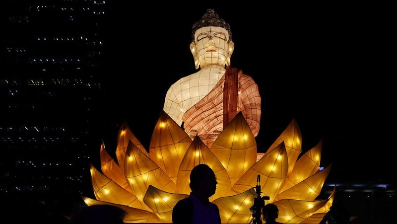 Ornamen lampu hias saat llumination of Jakarta: Glow of Peace di kawasan Bundaran HI, Jakarta, Jumat (29/5/2026). (REUTERS/Ajeng Dinar Ulfiana)