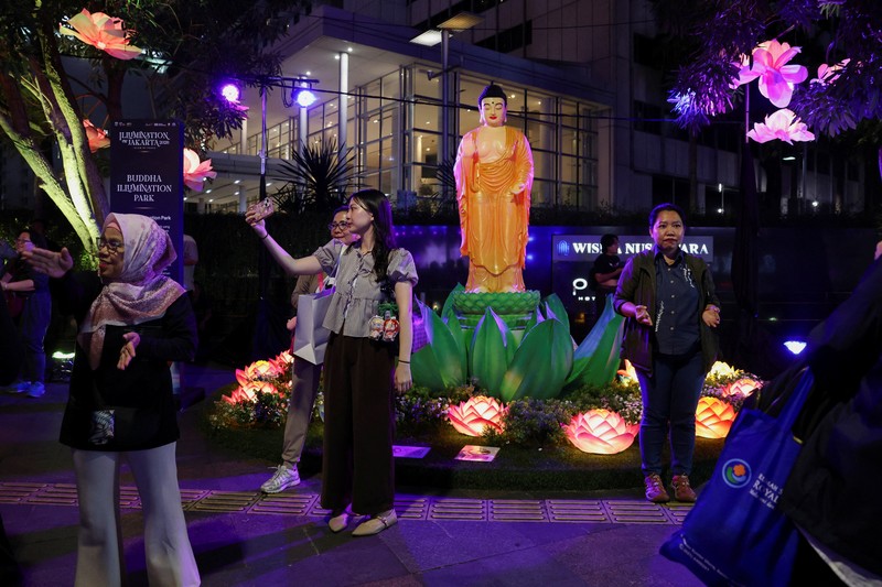 Ornamen lampu hias saat llumination of Jakarta: Glow of Peace di kawasan Bundaran HI, Jakarta, Jumat (29/5/2026). (REUTERS/Ajeng Dinar Ulfiana)