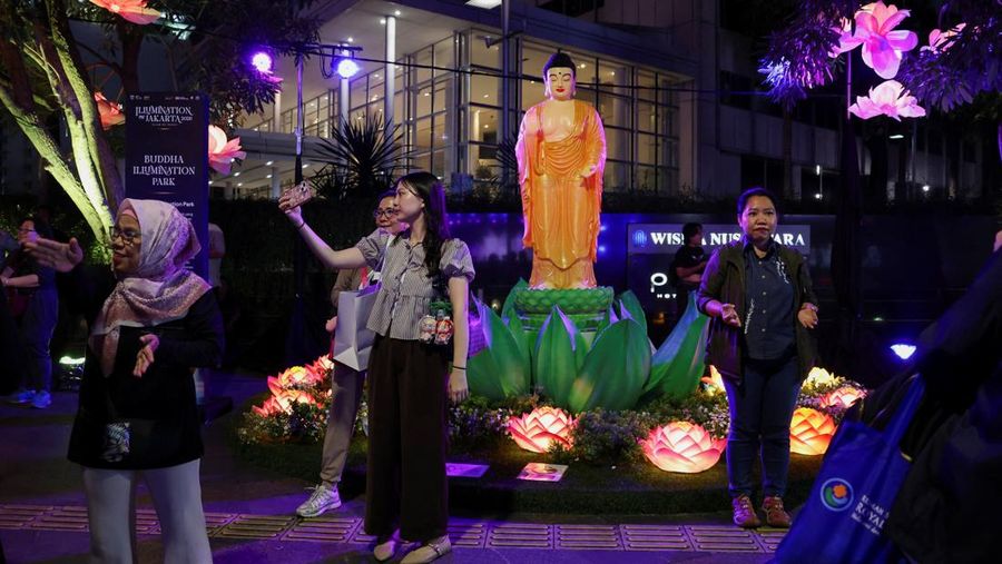Ornamen lampu hias saat llumination of Jakarta: Glow of Peace di kawasan Bundaran HI, Jakarta, Jumat (29/5/2026). (REUTERS/Ajeng Dinar Ulfiana)