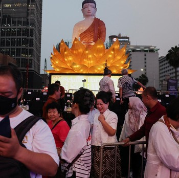 "Glow of Peace" Hiasi Bundaran HI, Pemprov DKI Sambut Waisak 2570 BE