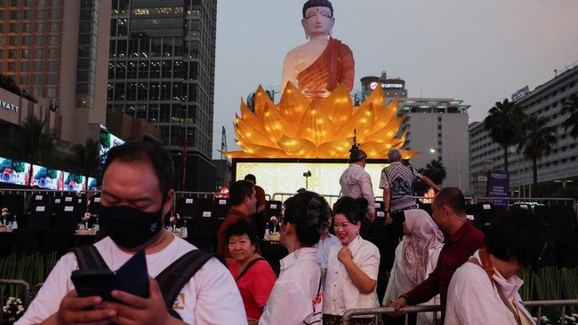 "Glow of Peace" Hiasi Bundaran HI, Pemprov DKI Sambut Waisak 2570 BE