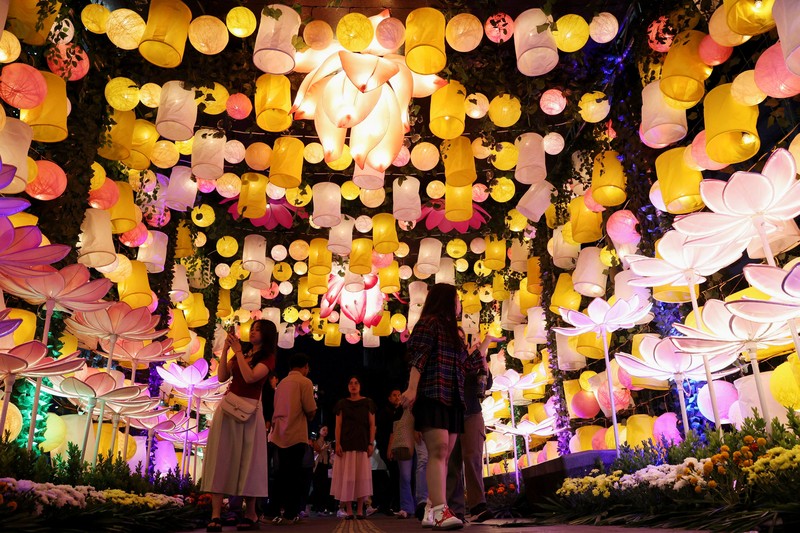 Ornamen lampu hias saat llumination of Jakarta: Glow of Peace di kawasan Bundaran HI, Jakarta, Jumat (29/5/2026). (REUTERS/Ajeng Dinar Ulfiana)