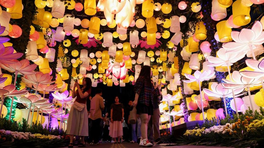 Ornamen lampu hias saat llumination of Jakarta: Glow of Peace di kawasan Bundaran HI, Jakarta, Jumat (29/5/2026). (REUTERS/Ajeng Dinar Ulfiana)