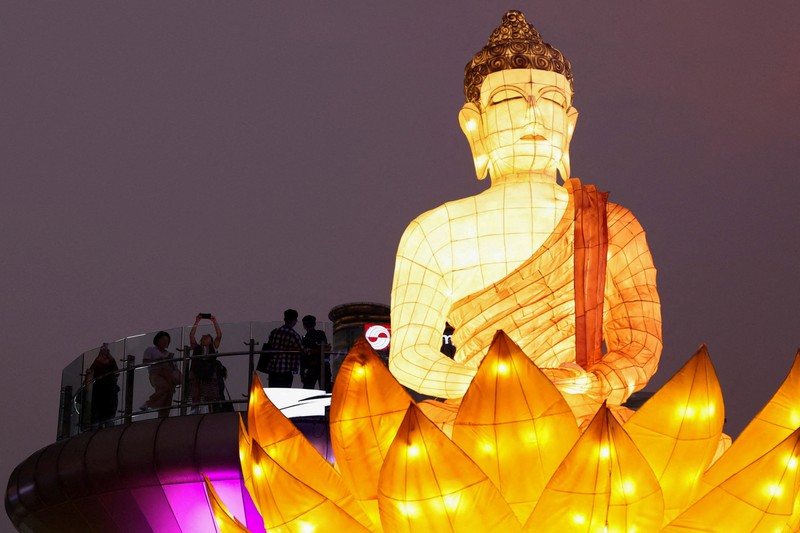 Ornamen lampu hias saat llumination of Jakarta: Glow of Peace di kawasan Bundaran HI, Jakarta, Jumat (29/5/2026). (REUTERS/Ajeng Dinar Ulfiana)