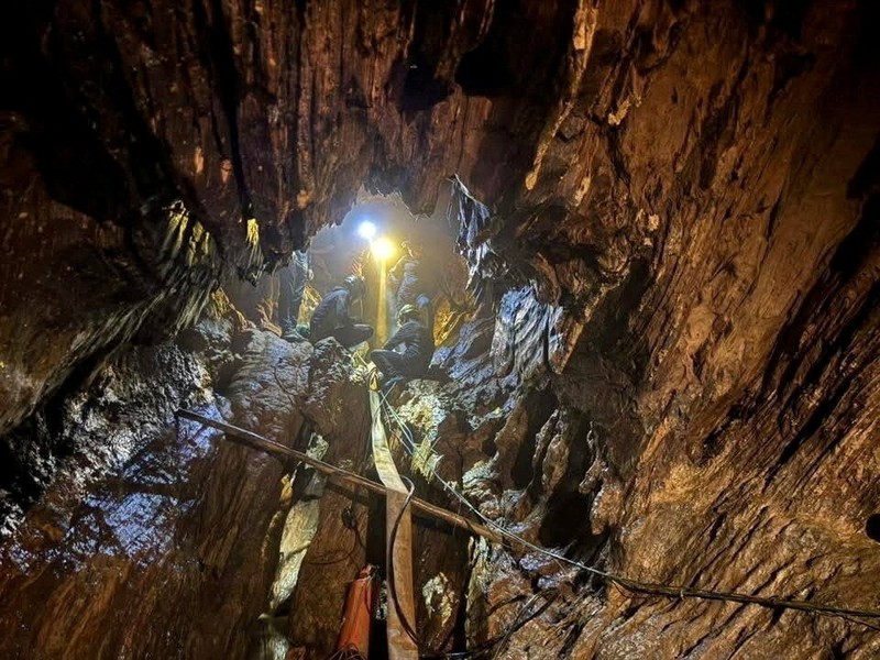 Tim penyelamat mengeluarkan seseorang yang terjebak di dalam gua di Provinsi Xaisomboun, Laos, Jumat (29/5/2026). (Handout via REUTERS)