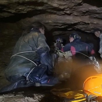 Detik-Detik Evakuasi Penambang Emas Terendam Banjir di Gua Sempit