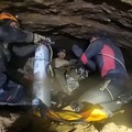 Tim penyelamat mengeluarkan seseorang yang terjebak di dalam gua di Provinsi Xaisomboun, Laos, Jumat (29/5/2026). (Handout via REUTERS)