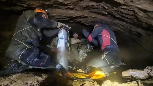 7 Orang Penambang Emas Terjebak di Gua Sempit, Begini Kabar Terbarunya