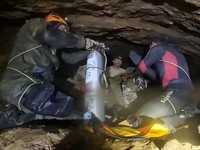 Tim penyelamat mengeluarkan seseorang yang terjebak di dalam gua di Provinsi Xaisomboun, Laos, Jumat (29/5/2026). (Handout via REUTERS)