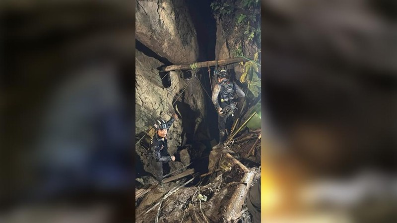 Tim penyelamat mengeluarkan seseorang yang terjebak di dalam gua di Provinsi Xaisomboun, Laos, Jumat (29/5/2026). (Handout via REUTERS)