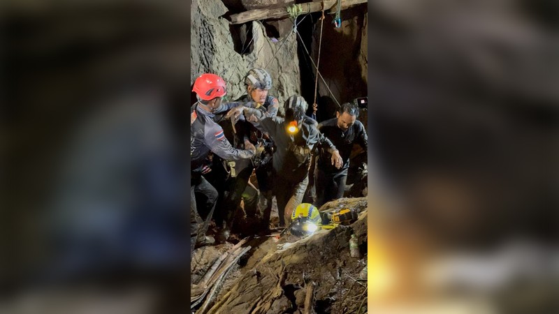Tim penyelamat mengeluarkan seseorang yang terjebak di dalam gua di Provinsi Xaisomboun, Laos, Jumat (29/5/2026). (Handout via REUTERS)