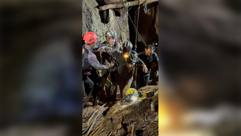 Tim penyelamat mengeluarkan seseorang yang terjebak di dalam gua di Provinsi Xaisomboun, Laos, Jumat (29/5/2026). (Handout via REUTERS)