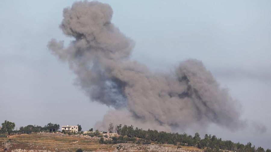 Asap mengepul dari Lebanon selatan setelah serangan Israel, seperti terlihat dari Marjayoun, Lebanon, Minggu (31/5/2026). (REUTERS/Stringer)