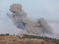 Asap mengepul dari Lebanon selatan setelah serangan Israel, seperti terlihat dari Marjayoun, Lebanon, Minggu (31/5/2026). (REUTERS/Stringer)