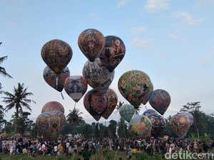 Cantik! 25 Balon Udara Meriahkan Festival Bumi Mandala di Kompleks Candi Ngawen