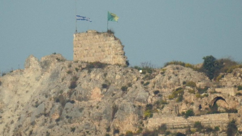 Bendera Israel dan bendera Brigade Golani dikibarkan di Kastil Beaufort, seperti terlihat dari Marjayoun, Lebanon selatan, Minggu (31/5/2026). (REUTERS/Stringer)