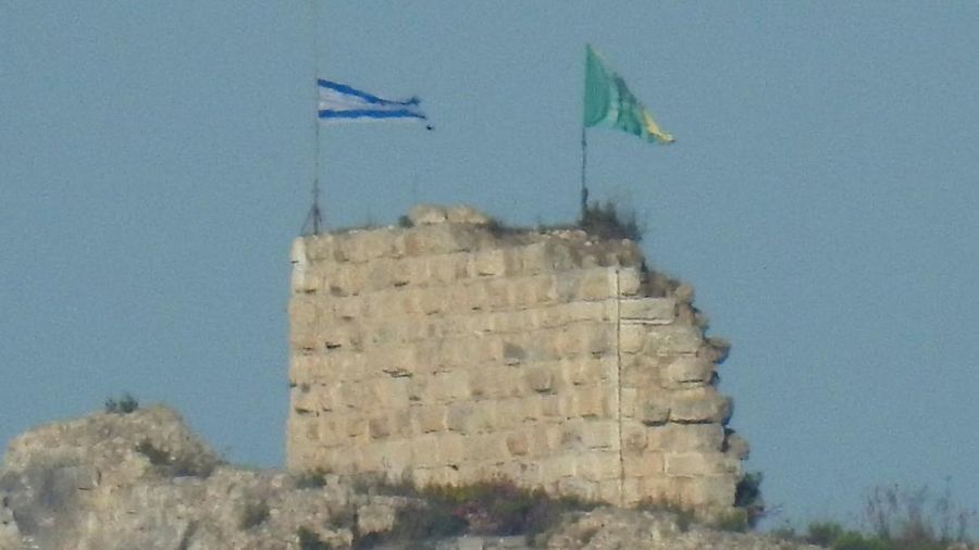 Bendera Israel dan bendera Brigade Golani dikibarkan di Kastil Beaufort, seperti terlihat dari Marjayoun, Lebanon selatan, Minggu (31/5/2026). (REUTERS/Stringer)