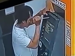 Terekam CCTV! Aksi Pria di Depok Coba Bobol ATM Pakai Obeng