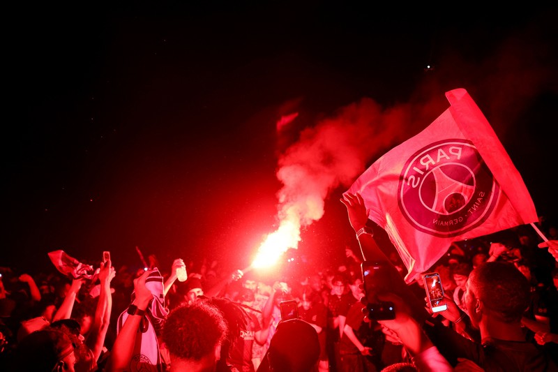 Fans Paris Saint-Germain (PSG) merayakan gelar juara Liga cHampions di Paris, Prancis, Sabtu (30/5/2026). (REUTERS/Abdul Saboor)