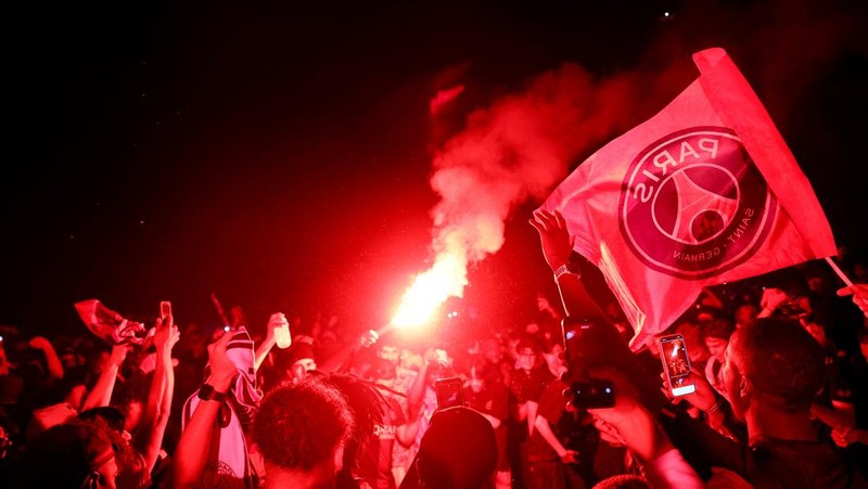 Fans Paris Saint-Germain (PSG) merayakan gelar juara Liga cHampions di Paris, Prancis, Sabtu (30/5/2026). (REUTERS/Abdul Saboor)
