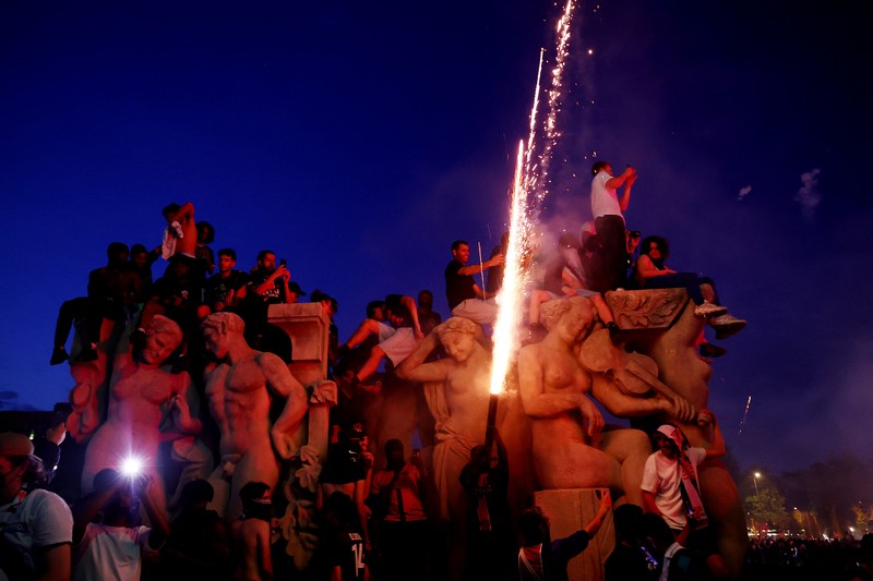Fans Paris Saint-Germain (PSG) merayakan gelar juara Liga cHampions di Paris, Prancis, Sabtu (30/5/2026). (REUTERS/Abdul Saboor)