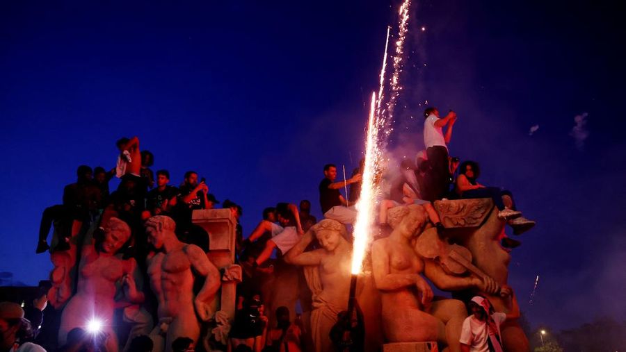 Fans Paris Saint-Germain (PSG) merayakan gelar juara Liga cHampions di Paris, Prancis, Sabtu (30/5/2026). (REUTERS/Abdul Saboor)