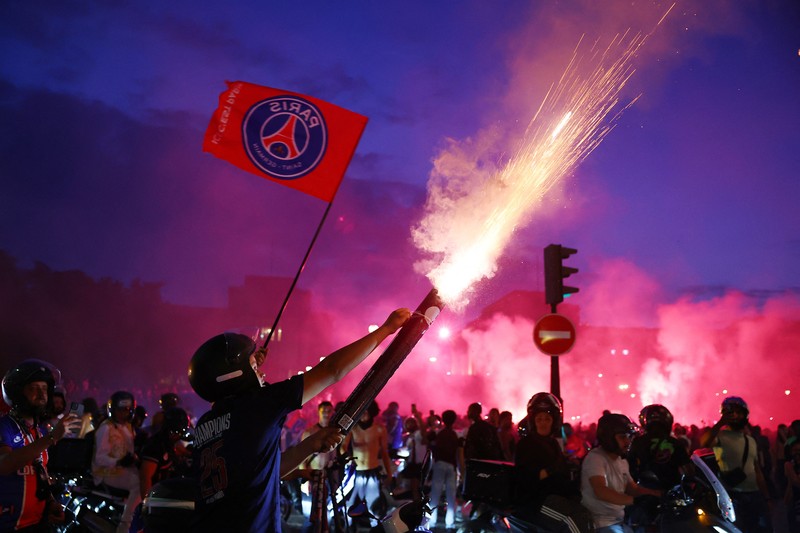Fans Paris Saint-Germain (PSG) merayakan gelar juara Liga cHampions di Paris, Prancis, Sabtu (30/5/2026). (REUTERS/Abdul Saboor)