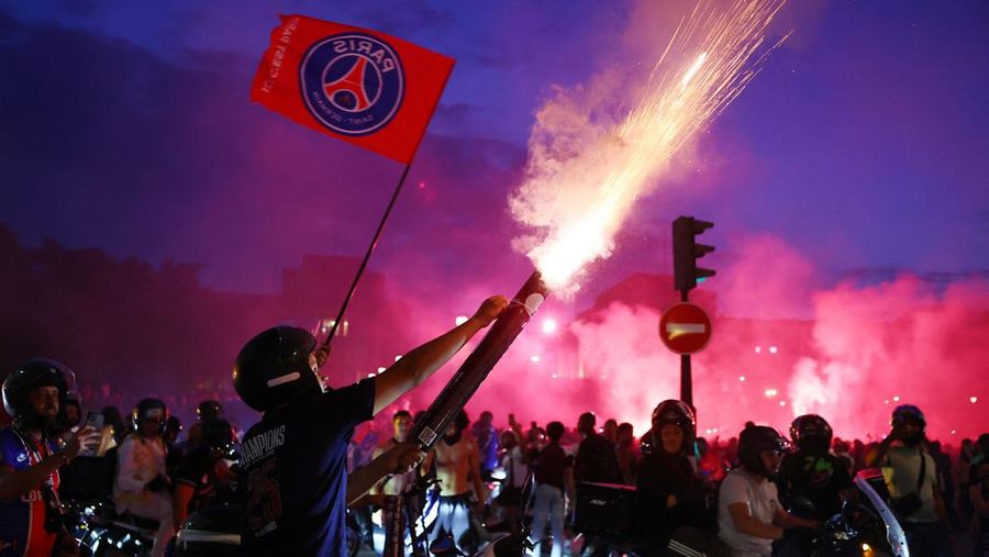 Fans Paris Saint-Germain (PSG) merayakan gelar juara Liga cHampions di Paris, Prancis, Sabtu (30/5/2026). (REUTERS/Abdul Saboor)
