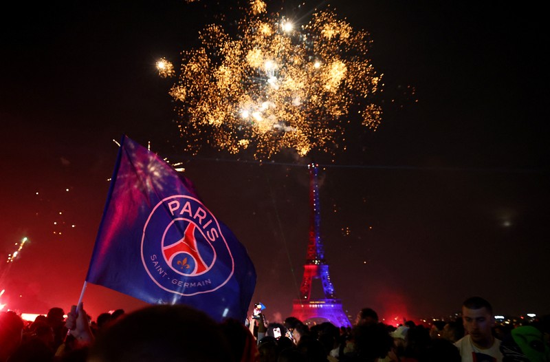 Fans Paris Saint-Germain (PSG) merayakan gelar juara Liga cHampions di Paris, Prancis, Sabtu (30/5/2026). (REUTERS/Abdul Saboor)