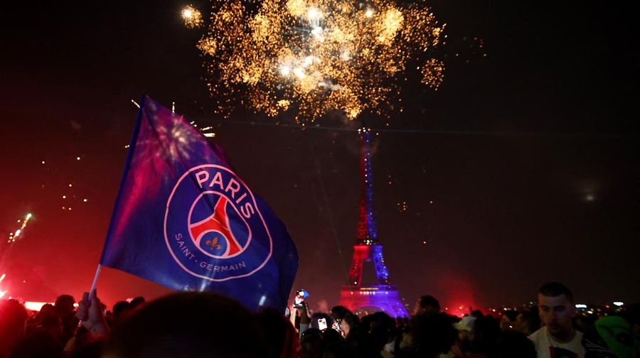 Fans Paris Saint-Germain (PSG) merayakan gelar juara Liga cHampions di Paris, Prancis, Sabtu (30/5/2026). (REUTERS/Abdul Saboor)