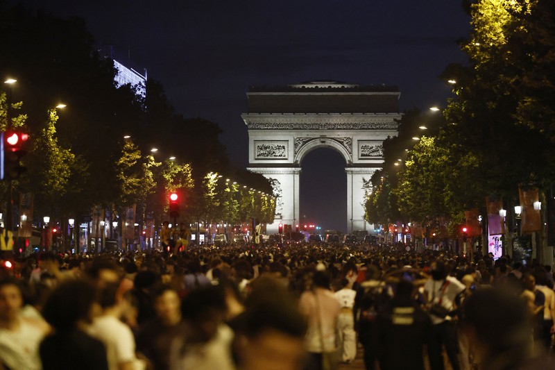 Fans Paris Saint-Germain (PSG) merayakan gelar juara Liga cHampions di Paris, Prancis, Sabtu (30/5/2026). (REUTERS/Abdul Saboor)