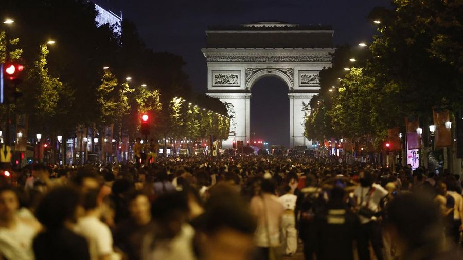 Fans Paris Saint-Germain (PSG) merayakan gelar juara Liga cHampions di Paris, Prancis, Sabtu (30/5/2026). (REUTERS/Benoit Tessier)