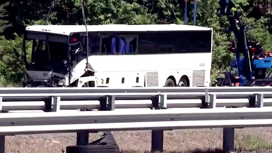 Kondisi sebuah bus usai kecelakaan fatal di jalan raya Virginia yang menewaskan sedikitnya lima orang dan melukai puluhan lainnya telah didakwa dengan pembunuhan tidak disengaja, kata Kepolisian Negara Bagian Virginia pada hari Sabtu.(30/5/2026). (Ta