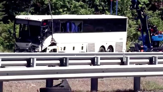 Kecelakaan Maut! Bus Tabrakan Beruntun di Jalan Raya, 5 Orang Tewas