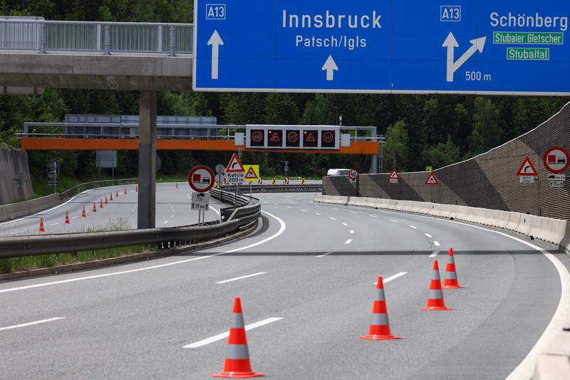 Orang-orang berdemonstrasi menentang meningkatnya beban lalu lintas di jalan tol Brenner antara Austria dan Italia, dekat Matrei, Austria, Sabtu (30/5/2026). (REUTERS/Christian Mang)