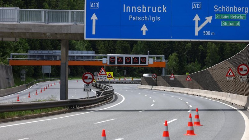 lalu lintas di jalan kosong dekat gerbang Tol Schoenberg, saat jalan tol Brenner ditutup, pada hari para demonstran menentang peningkatan beban lalu lintas, di Schoenberg, Austria, Sabtu (30/5/2026). (REUTERS/Christian Mang)