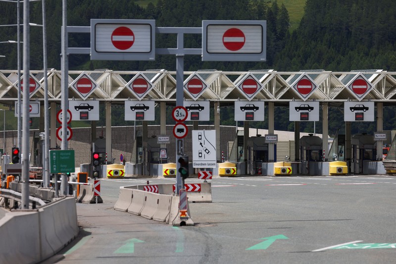 Orang-orang berdemonstrasi menentang meningkatnya beban lalu lintas di jalan tol Brenner antara Austria dan Italia, dekat Matrei, Austria, Sabtu (30/5/2026). (REUTERS/Christian Mang)