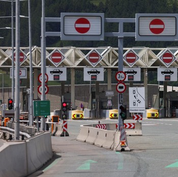 Suasana arus lalu lintas di jalan kosong dekat gerbang Tol Schoenberg, saat jalan tol Brenner ditutup, pada hari para demonstran menentang peningkatan beban lalu lintas, di Schoenberg, Austria, Sabtu (30/5/2026). (REUTERS/Christian Mang)