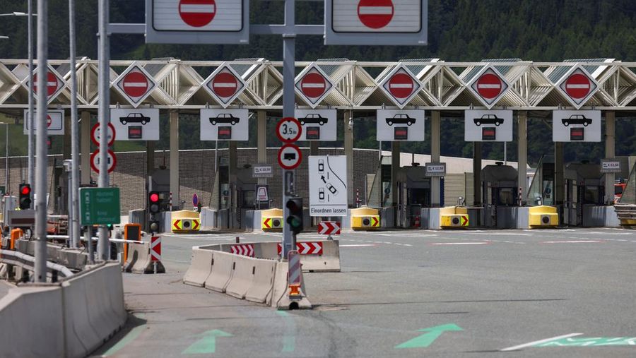 lalu lintas di jalan kosong dekat gerbang Tol Schoenberg, saat jalan tol Brenner ditutup, pada hari para demonstran menentang peningkatan beban lalu lintas, di Schoenberg, Austria, Sabtu (30/5/2026). (REUTERS/Christian Mang)