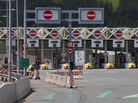 Suasana arus lalu lintas di jalan kosong dekat gerbang Tol Schoenberg, saat jalan tol Brenner ditutup, pada hari para demonstran menentang peningkatan beban lalu lintas, di Schoenberg, Austria, Sabtu (30/5/2026). (REUTERS/Christian Mang)