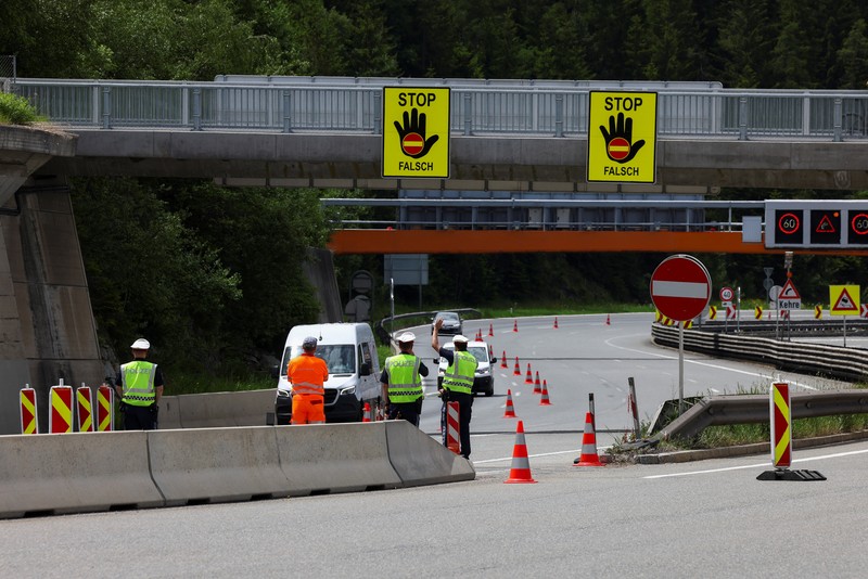 Orang-orang berdemonstrasi menentang meningkatnya beban lalu lintas di jalan tol Brenner antara Austria dan Italia, dekat Matrei, Austria, Sabtu (30/5/2026). (REUTERS/Christian Mang)
