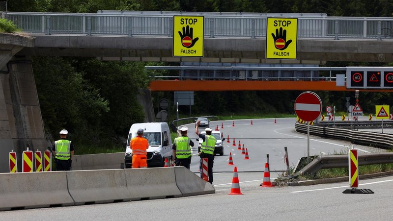 lalu lintas di jalan kosong dekat gerbang Tol Schoenberg, saat jalan tol Brenner ditutup, pada hari para demonstran menentang peningkatan beban lalu lintas, di Schoenberg, Austria, Sabtu (30/5/2026). (REUTERS/Christian Mang)