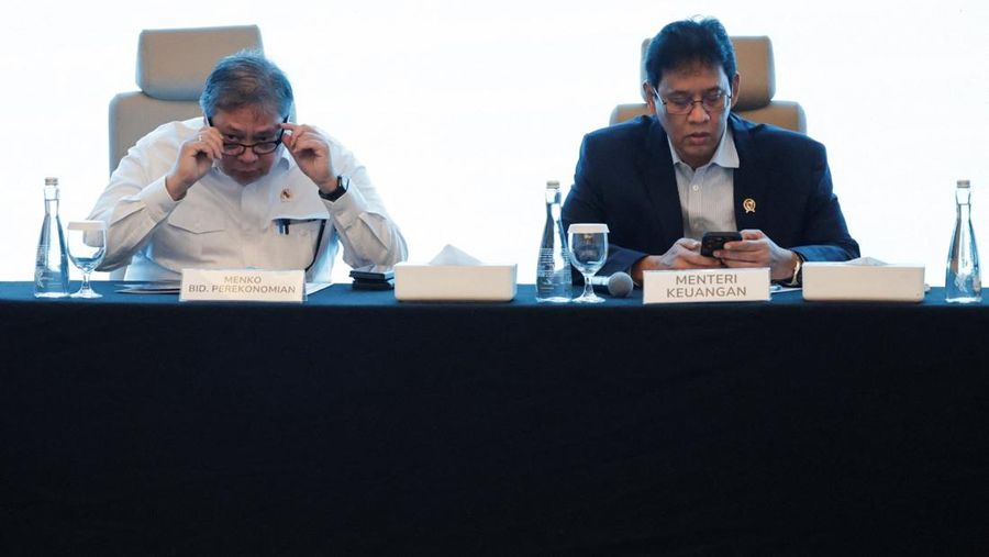 Menko Perekonomian Airlangga Hartarto (kiri) dan Menteri Keuangan Purbaya Yudhi Sadewa (kanan) saat konferensi Pers kesiapan operasional PT Danantara Sumberdaya Indonesia di Wisma Danantara, Jakarta, Minggu (31/5/2026). (REUTERS/Ajeng Dinar Ulfiana)