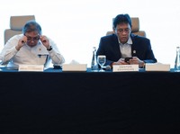 Menko Perekonomian Airlangga Hartarto (kiri) dan Menteri Keuangan Purbaya Yudhi Sadewa (kanan) saat konferensi Pers kesiapan operasional PT Danantara Sumberdaya Indonesia di Wisma Danantara, Jakarta, Minggu (31/5/2026). (REUTERS/Ajeng Dinar Ulfiana)