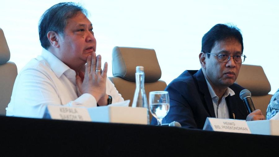 Menko Perekonomian Airlangga Hartarto dan Menteri Keuangan Purbaya Yudhi Sadewa saat konferensi Pers kesiapan operasional PT Danantara Sumberdaya Indonesia di Wisma Danantara, Jakarta, Minggu (31/5/2026). (REUTERS/Ajeng Dinar Ulfiana)